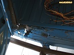 Corrosion (légèrement perforante) sur le pied de porte d'une remorque sur base de 4L F4