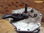Remontage du levier et de la butée d'embrayage sur la plaque de fermeture du différentiel - Boite de vitesse type 334 de Renault 4
