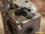 Extraction de vis cassées sur la culasse d'un moteur Billancourt de Renault 4