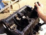 Démontage d'un moteur Billancourt 800-C7-10 pour restauration - Dépose des pistons