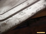 Soudage d'une rustine après découpe d'un trou lié à la corrosion sur une banquette arrière de 4L