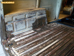 Ponçage corrosion sur plancher arrière et passage de roue arrière droit pour traitement au Rustol CIP - Renault 4
