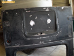 Repérage des bosses et déformation sur la porte arrière d'une 4L fourgonnette