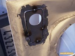 Soudage d'une pièce pour remplacer un clignotant rectangulaire par un clignotant rond sur un capot de Renault 4L