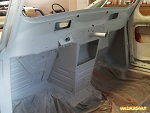 Pose d'un apprêt garnissant sur le tablier intérieur (poste de conduite) d'une Renault 4