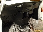 Peinture en noir satiné du tablier intérieur d'une Renault 4L fourgonnette F4
