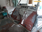 Pose d'un apprêt garnissant sur une joue d'aile de Renault 4