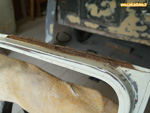 Corrosion perforante d'un montant de portière de Renault 4L