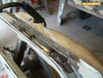 Réparation d'une corrosion perforante sur le montant de portière de Renault 4L