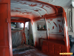 Finition au Rustol CIP sur l'intérieur de la carrosserie d'une Renault 4 fourgonnette