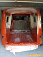 Dépose de Rustol CIP sur l'intérieur de la carrosserie d'une Renault 4 fourgonnette