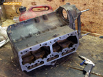 Bloc moteur Billancourt de Renault 4L nettoyé avant peinture et remontage (vue de "dessus")