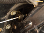 Dépose de l'axe de fourchette du câble au niveau de la pédale d'embrayage d'une Renault 4