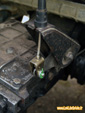 Dépose de la goupille du câble d'embrayage sur une boite 354 montée sur moteur Billancourt - Renault 4