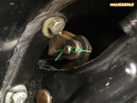 Dépose de la goupille de fixation du câble au niveau de la pédale d'embrayage d'une Renault 4