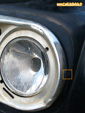 Ancien trou de fixation de calandre visible après remplacement d'une calandre plastique par une calandre alu sur une Renault 4