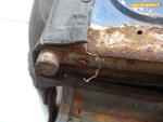 Dépose du fil métallique de housse de dossier d'une banquette arrière rabattable sans ressort - Renault 4