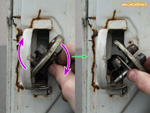 Méthode de dépose du mécanisme de fermeture de la porte arrière sur une 4L fourgonnette