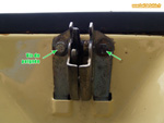 Vis du mécanisme de fermeture du hayon sur une 4L berline