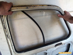 Dépose d'un pourtour en plastique des vitre de portière d'une Renault 4L