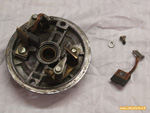Charbons déposés sur une dynamo de Renault 4L