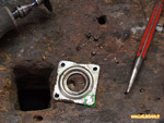 Extraction des restes de rivets de fixation du roulement de palier avant - Dynamo de Renault 4L