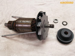 Repose de la poulie, du ventilateur et des vis de structure sur une dynamo de Renault 4L