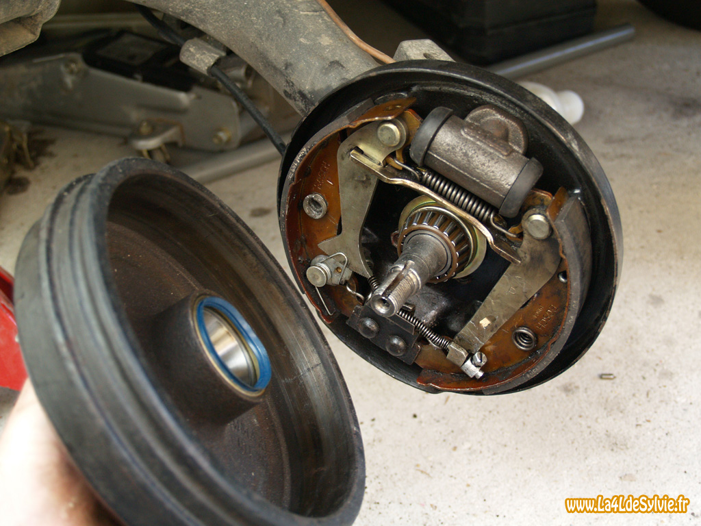 Réparation passage de roue arrière gauche. Renault R4 4L Berline. Complet,  déjà assemblé. 