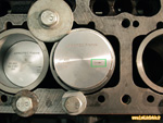 Flèche repère de montage sur piston refabriqué Aprotec (indication différente de celle d'origine Renault)