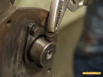 Dépose de la clavette d'arbre à caes sur un moteur Billancourt de Renault 4