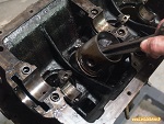 Dépose d'un piston sur un moteur Billancourt de Renault 4