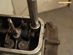 Dépose de la vis à l'extrémité de la culasse d'un moteur Billancourt
