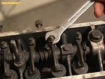 Dépose de l'écrou d'une vis de culbuteur - Renault 4 moteur Billancourt