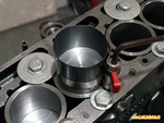 Serrage des segments sur un piston 845cm3 de moteur Ventoux / Billancourt