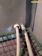 Accès des tuyaux d'air compirmé et de sable sur une cabine de sablage semi-professionnelle fabrication maison - Vue intérieur