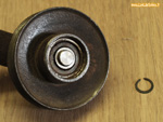 Circlip des roulements de galet tendeur déposé - Courroie de pompe à eau - Renault 4