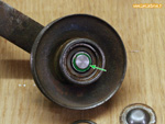Dépose du circlip des roulements de galet tendeur - Courroie de pompe à eau - Renault 4