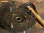 Depose d'un goujon de roue de Renault 4L