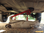 Réglage des barres de torsion avant d'une Renault 4L avec une clef à griffe