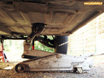 Réglage des barres de torsion avant d'une Renault 4L avec la clef SUS.311 et un cric rouleur