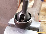 Insertion de la tulipe dans la tête de cardan joint GE 76 coté roue - Renault 4
